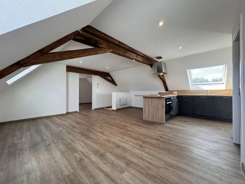 Appartement sous combles rénové avec poutres apparentes à Kesseldorf