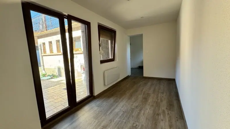 Studio rénové aux murs neufs