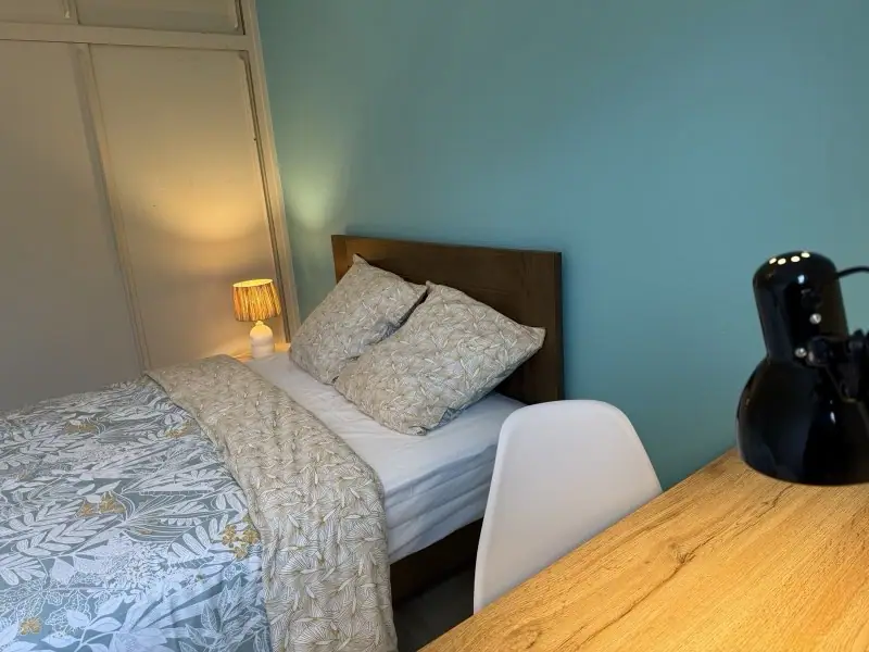 Chambre lumineuse avec literie neuve