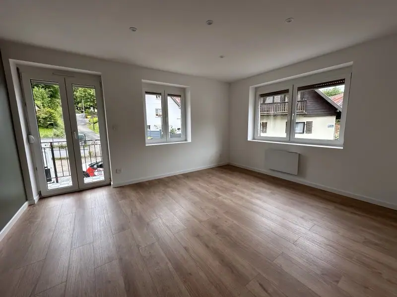 Pièce de vie rénovée d'un des appartements