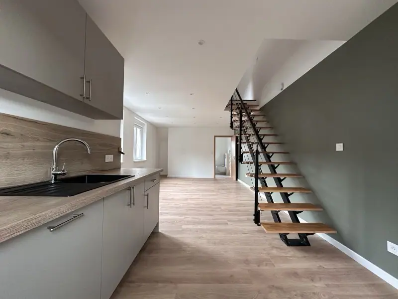 Séjour lumineux après division de la maison