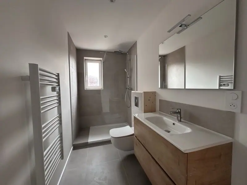 Appartement rénové de la maison divisée